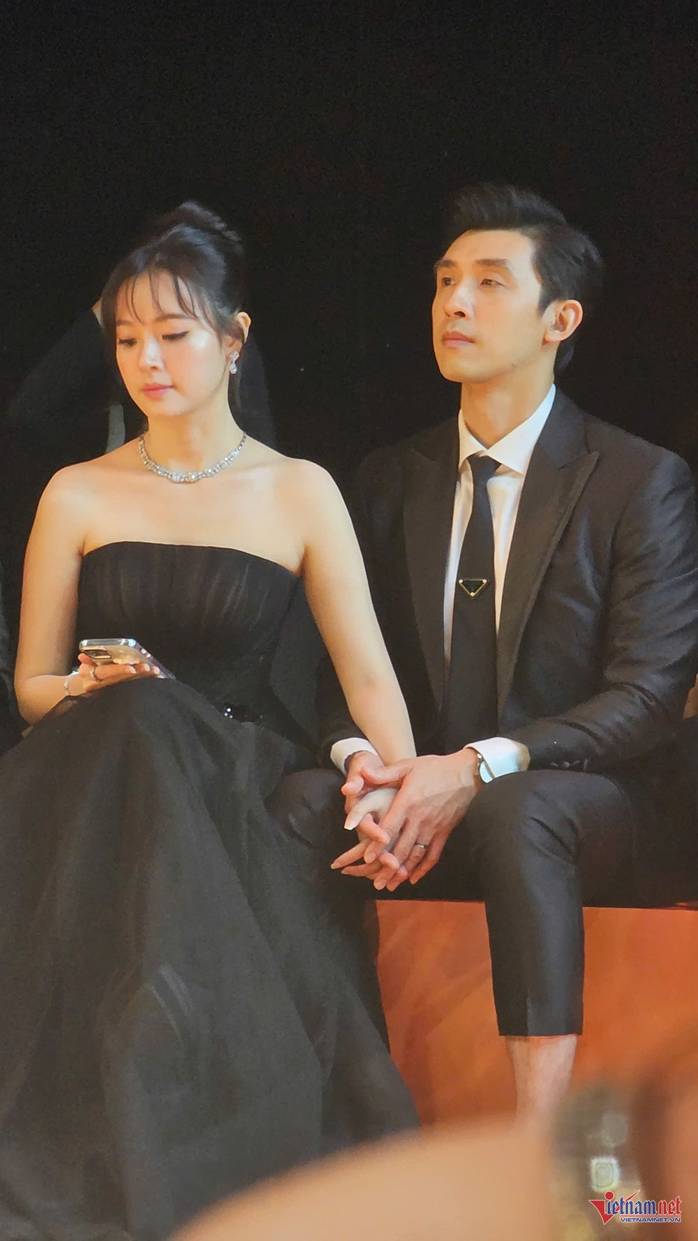 Midu và chồng doanh nhân Trần Duy Minh Đạt xuất hiện nổi bật tại show thời trang mới đây. Suốt chương trình, cặp đôi nắm tay thể hiện sự gắn kết và tình cảm mặn nồng dù đã kết hôn gần 1 năm.