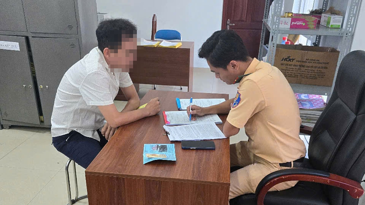 Tài xế H. làm việc với CSGT tỉnh Bình Dương 