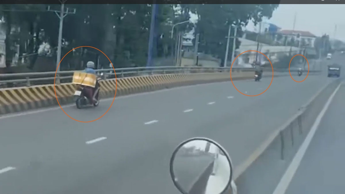 Xe máy đi ngược chiều trên cầu vượt (cắt từ video)