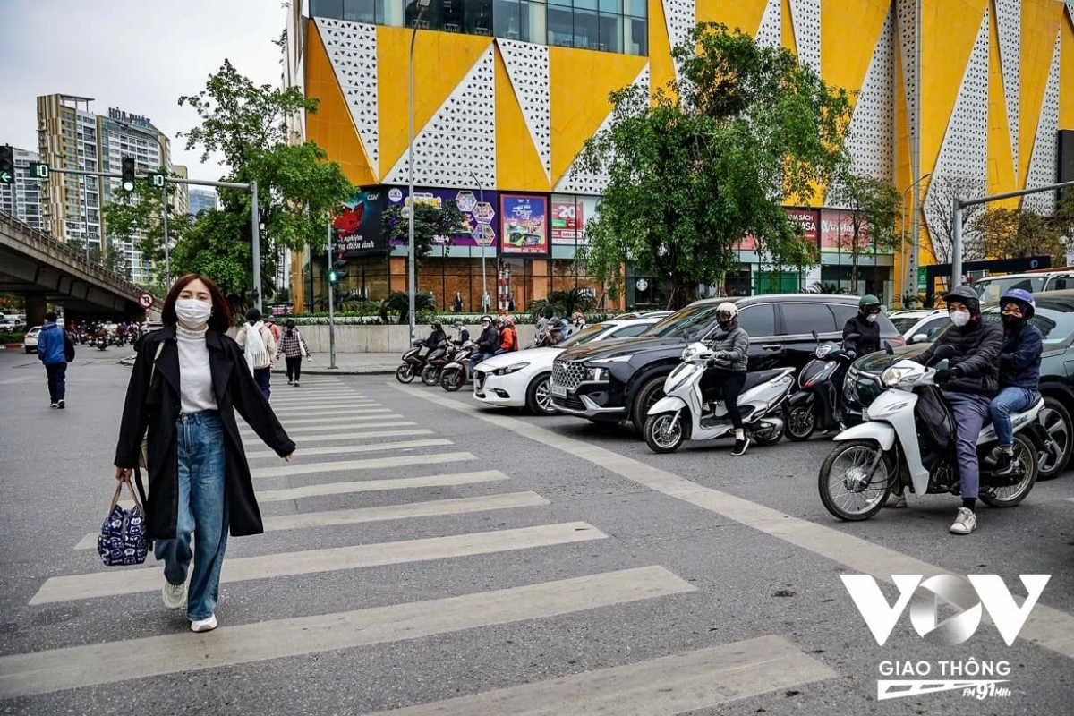 Qua việc xử lý nghiêm CSGT Hà Nội cũng khuyến cáo, người tham gia giao thông cần tuân thủ nghiêm các quy định về dừng, đỗ phương tiện tại các nút giao thông, đảm bảo an toàn cho bản thân và các phương tiện khác. Việc tuân thủ vạch dừng không chỉ giúp nâng cao ý thức chấp hành luật mà còn góp phần tạo môi trường giao thông an toàn, văn minh hơn.