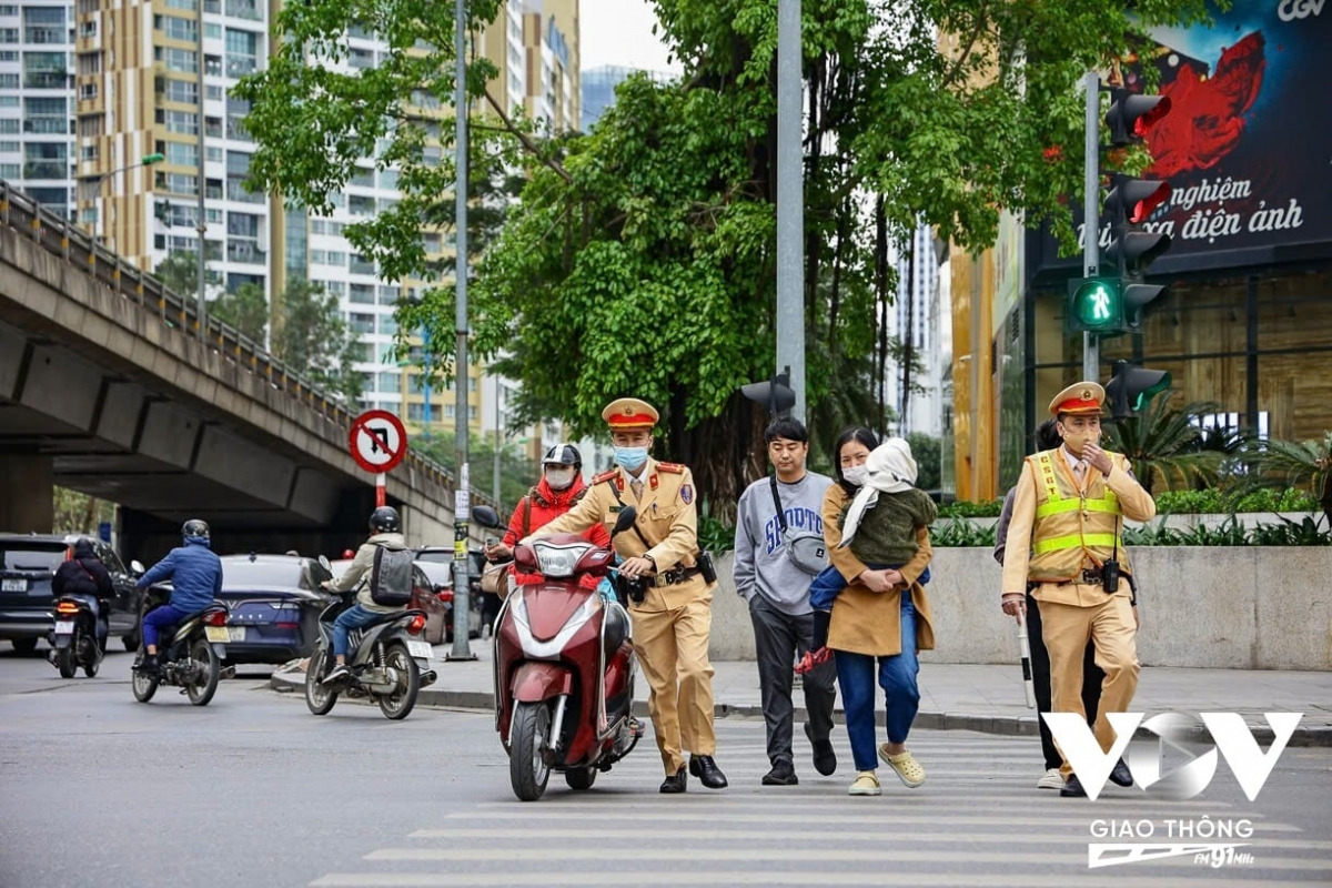 Ngày 31/3, tổ công tác của Đội CSGT đường bộ số 6 (Phòng CSGT, Công an TP. Hà Nội) triển khai các tổ công tác đảm bảo ATGT tại nút giao Nguyễn Chánh - Trần Duy Hưng (quận Cầu Giấy) kết hợp xử lý các trường hợp không chấp hành tín hiệu đèn, không chấp hành vạch kẻ đường...