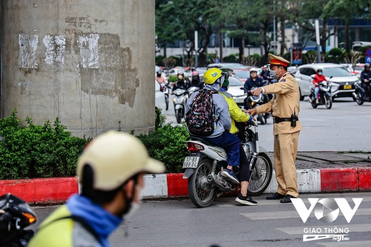 Các trường hợp không chấp hành tín hiệu đèn và đứng quá vạch kẻ đường tạo nên tình trạng lộn xộn tại các nút giao thông.