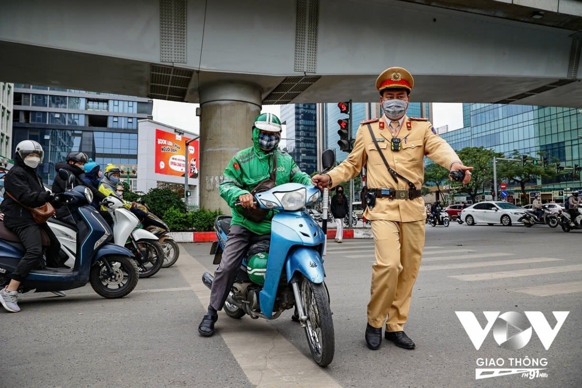 Hành vi này cũng tạo tâm lý chủ quan, coi thường pháp luật và có thể vượt đèn đỏ của người tham gia giao thông.