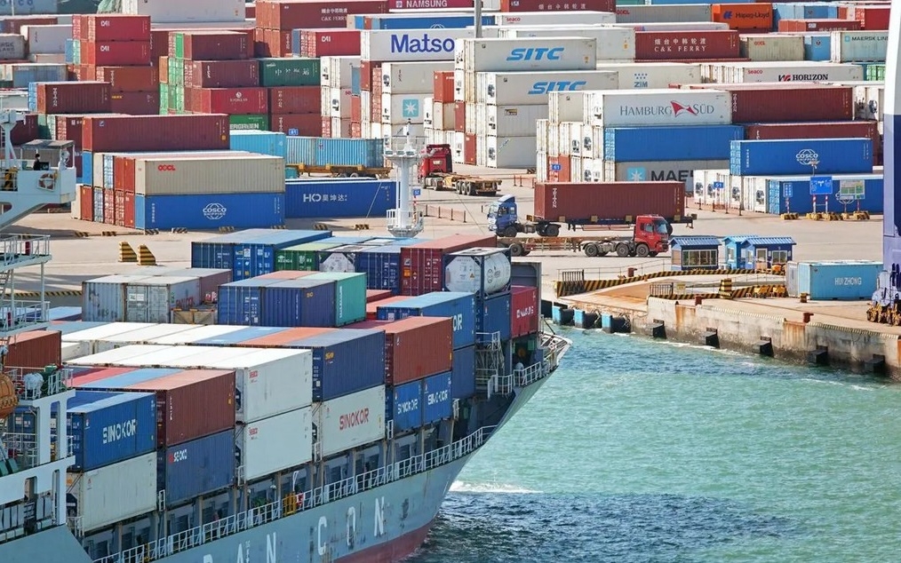 Tàu chở hàng tại cảng biển. Ảnh: Jiji press.