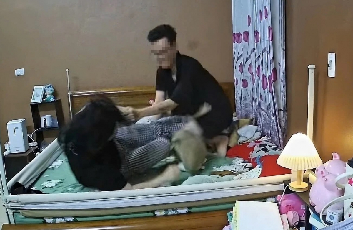 Hình ảnh người đàn ông không ngừng đánh vợ  được cắt từ clip