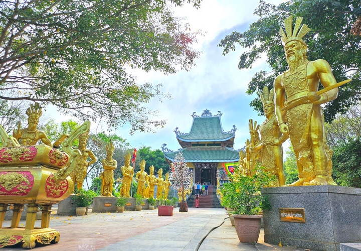 Tượng 18 vị vua Hùng tại Công viên Đồng Xanh, Gia Lai. (Ảnh: Báo Gia Lai)