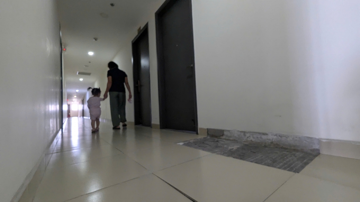 Sàn hành lang chung cư Diamond Riverside có một số khu vực bị phồng nền, bong tróc.