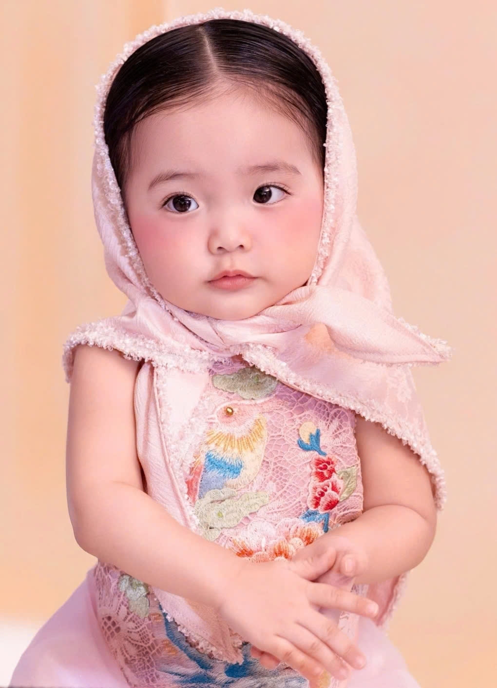 Khánh Thi - Phan Hiển đăng hình ảnh con gái Lisa cosplay Hòa Minzy trong MV “Bắc Bling”. Hàng trăm bình luận khen em bé 18 tháng tuổi xinh như búp bê. (Nguồn: FBNV)