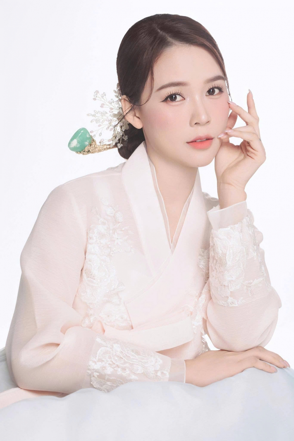 Sam khoe ảnh mặc Hanbok do mẹ chồng Hàn Quốc mua tặng. (Nguồn: FBNV)