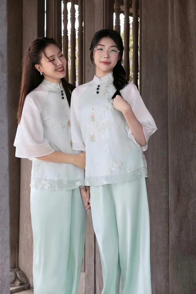Hồng Diễm chia sẻ hình ảnh con gái Thùy Linh trên trang cá nhân. Trong các bức ảnh được đăng tải, hai mẹ con mặc trang phục cách tân đồng điệu, thân thiết tạo dáng bên nhau. “Mẹ và em!”, nữ diễn viên Trạm cứu hộ trái tim chú thích dưới bài đăng. Con gái Hồng Diễm gây chú ý khi cao vượt mẹ, dù mới 13 tuổi.