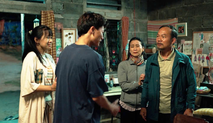 ​Bộ phim "Lật Mặt 8: Vòng tay nắng" của đạo diễn Lý Hải dự kiến khởi chiếu vào dịp lễ 30/4/2025. Phim xoay quanh hành trình của nhóm bạn trẻ miền Trung đam mê âm nhạc, đặc biệt là nhân vật chính Tâm (Đoàn Thế Vinh), người cùng nhóm bạn tham gia cuộc thi tìm kiếm tài năng với mong muốn tỏa sáng trên sân khấu lớn. Tuy nhiên, ước mơ của Tâm vấp phải sự phản đối từ gia đình, dẫn đến những mâu thuẫn giữa các thế hệ. Bên cạnh những diễn viên gạo cội, phim còn quy tụ nhiều gương mặt lần đầu chạm ngõ điện ảnh.