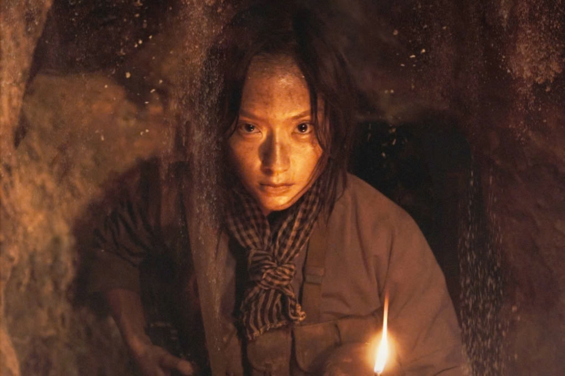  Hồ Thu Anh đảm nhận vai nữ chính Ba Hương, nữ chiến sĩ du kích quả cảm trong phim "Địa đạo"