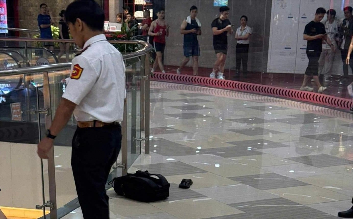 Đôi dép và cặp sách của nạn nhân tại lan can lầu 7