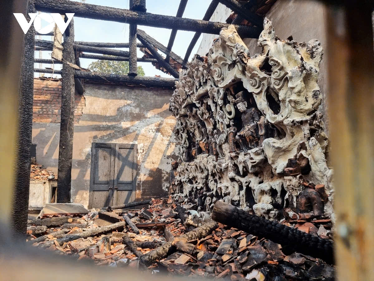 Nhiều cấu kiện gỗ, mái ngói cùng hiện vật biến dạng sau vụ cháy.
