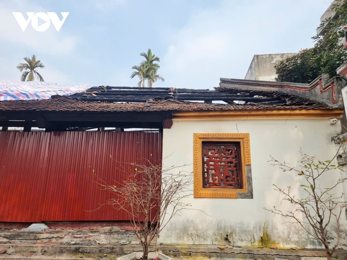 Tòa chính điện gồm 5 gian, 4 mái bị thiêu rụi.