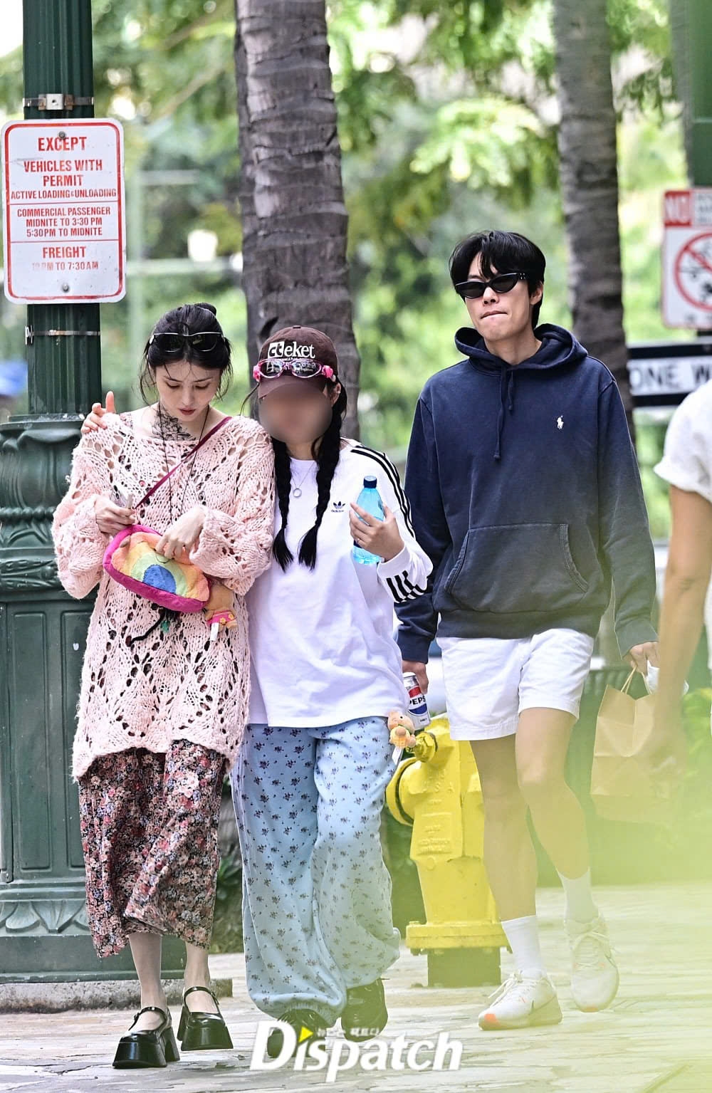 Bức ảnh được Dispatch chụp được khi Han So Hee và Ryu Jun Yeol đi cùng một người bạn giữa ồn ào vào năm ngoái.