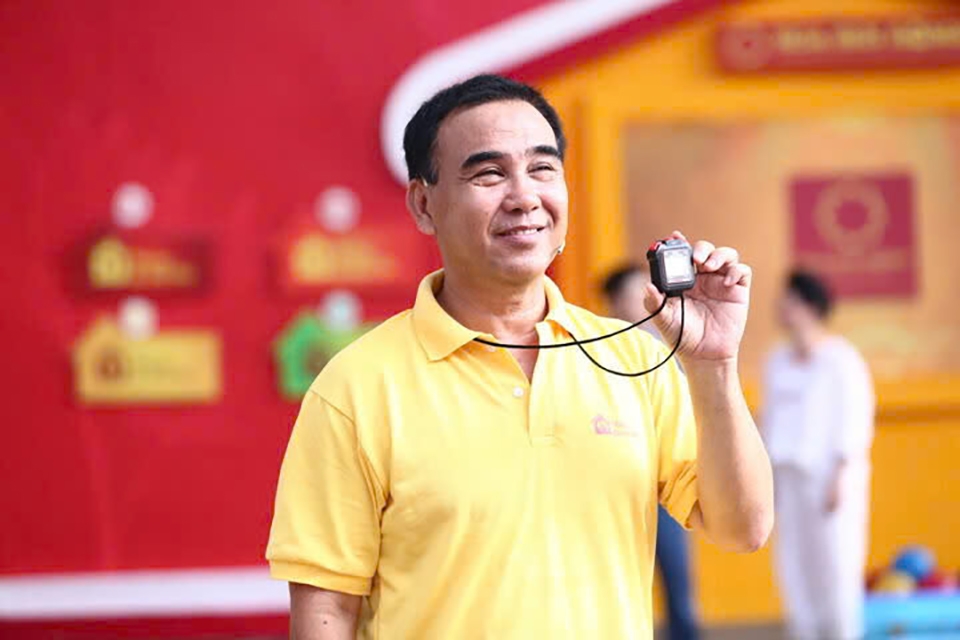Nhà sản xuất "Mái ấm gia đình Việt" tuyên bố ngừng hợp tác, khởi kiện MC Quyền Linh.