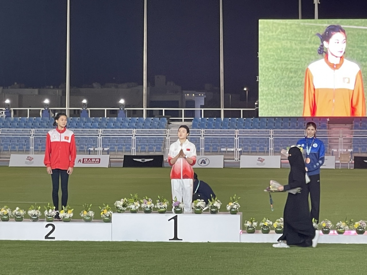 Các vận động viên giành huy chương, trong đó Mai Ngọc Ánh (ngoài cùng bên trái) xuất sắc đoạt HCB.