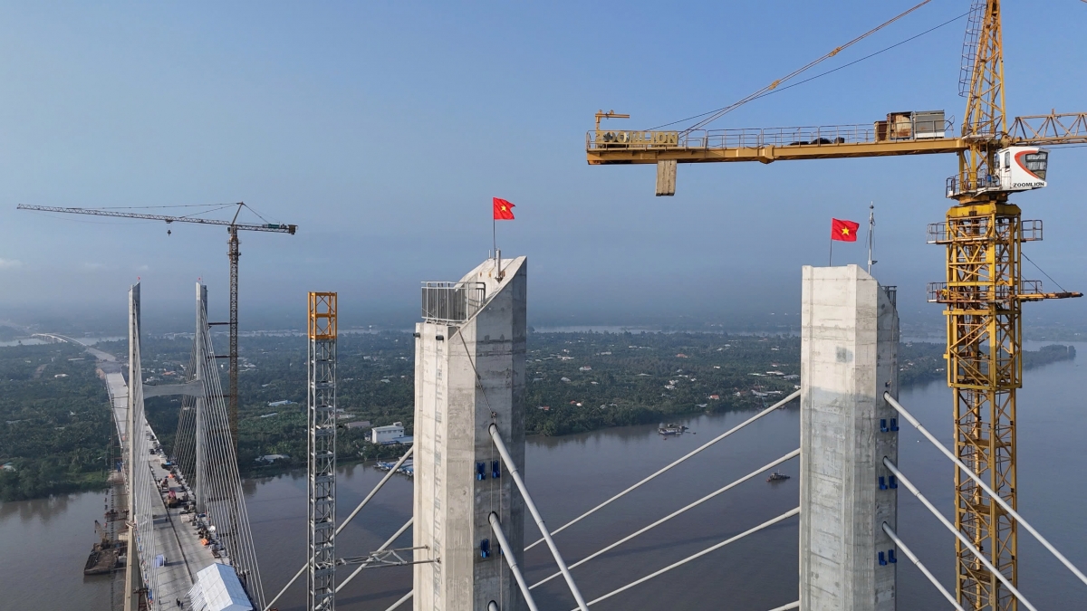 Nhiều hạng mục công trình cầu Rạch Miễu 2 thi công trong điều kiện rất khó khăn