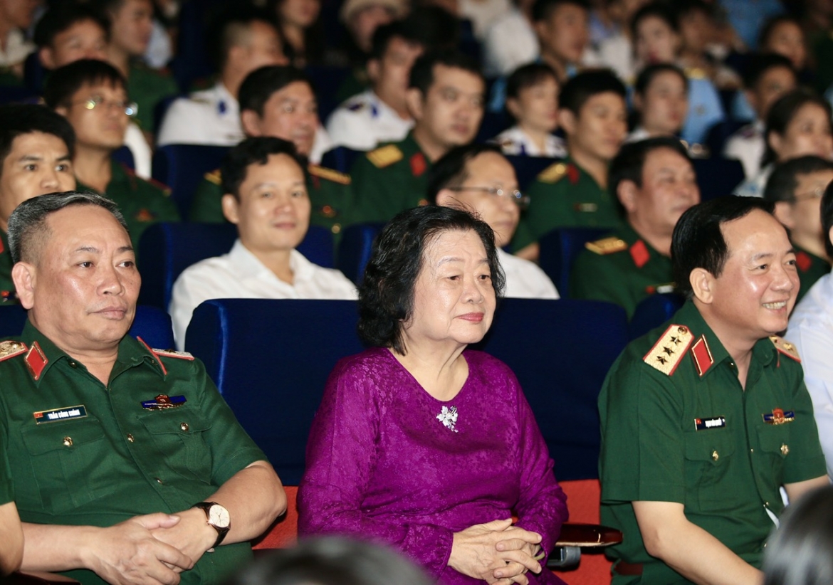 Bà Trương Mỹ Hoa - nguyên Phó Chủ tịch nước và Thượng tướng Trịnh Văn Quyết - Chủ nhiệm Tổng cục Chính trị Quân đội nhân dân Việt Nam theo dõi các tiết mục.