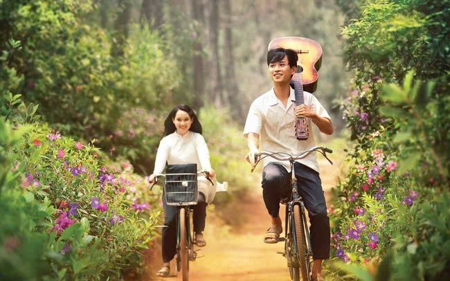 "Mắt biếc", tác phẩm điện ảnh được chuyển thể từ sách của nhà văn Nguyễn Nhật Ánh, là bộ phim đầu tiên của đạo diễn Victor Vũ cán mốc doanh thu trăm tỷ. Phim kể về mối tình thời đi học của Ngạn và Hà Lan - hai người bạn lớn lên bên nhau ở một làng quê miền Trung. Tình bạn trẻ thơ dần dần biến thành tình yêu thầm lặng của Ngạn dành cho Hà. Với doanh thu hơn 180 tỷ đồng, "Mắt biếc" trở thành một trong những phim Việt Nam có doanh thu cao nhất.