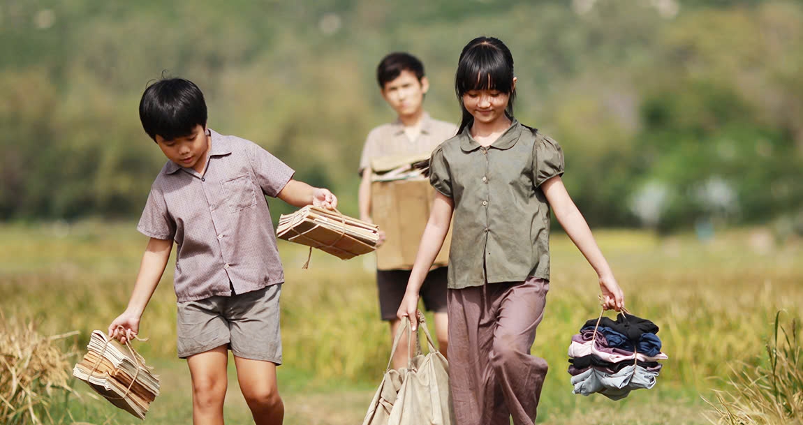 "Tôi thấy hoa vàng trên cỏ xanh" của đạo diễn Victor Vũ, do biên kịch Việt Linh chuyển thể từ truyện dài cùng tên của nhà văn Nguyễn Nhật Ánh, thu về hơn 80 tỷ đồng. Phim lấy bối cảnh làng quê Nam Trung bộ những năm cuối 1980, xoay quanh mối quan hệ của hai anh em Thiều - Tường với Mận. Tác phẩm khắc họa câu chuyện tuổi thơ ấm áp ở miền quê nghèo khó của Việt Nam. "Tôi thấy hoa vàng trên cỏ xanh" đoạt 2 giải thưởng lớn cho Đạo diễn, quay phim và giải Bông Sen Vàng cho phim tại Liên hoan phim Việt Nam lần thứ 19.
