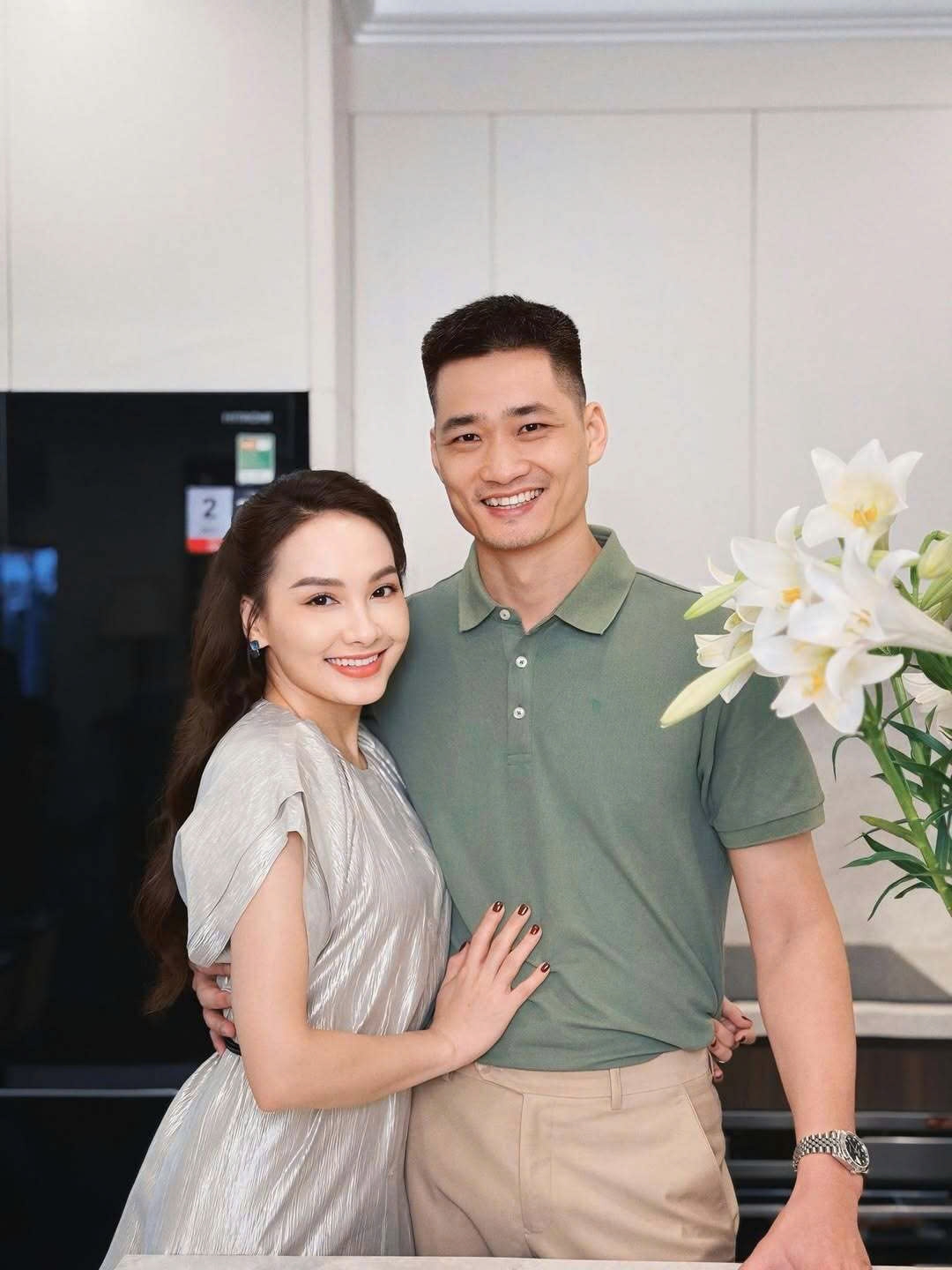 Bảo Thanh đăng ảnh tình tứ bên ông xã, hài hước viết chú thích: "Ngoài những lúc manly (nam tính), mình cũng dịu dàng đấy chứ. Công chúa đúng là có con mắt chọn vợ". (Nguồn: FBNV)