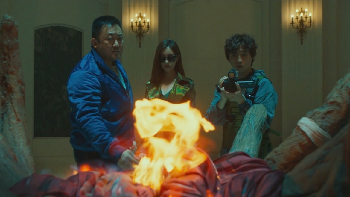 "Holy Night: Demon Hunters" (Đêm Thánh: Đội săn quỷ) kể về tổ đội săn lùng và tiêu diệt các thế lực tôn thờ quỷ dữ với những sức mạnh siêu nhiên khác nhau gồm “tay đấm” Ma Dong Seok, Seohuyn (SNSD) và David Lee. Phim thuộc thể loại hành động, kinh dị, sẽ ra mắt khán giả từ ngày 9/5/2025.