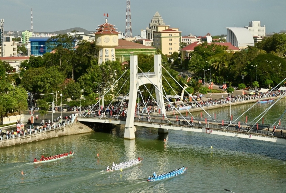 Giải đua thuyền trên sông Cà Ty chào mừng năm mới 2025. (Ảnh: Đình Hòa)