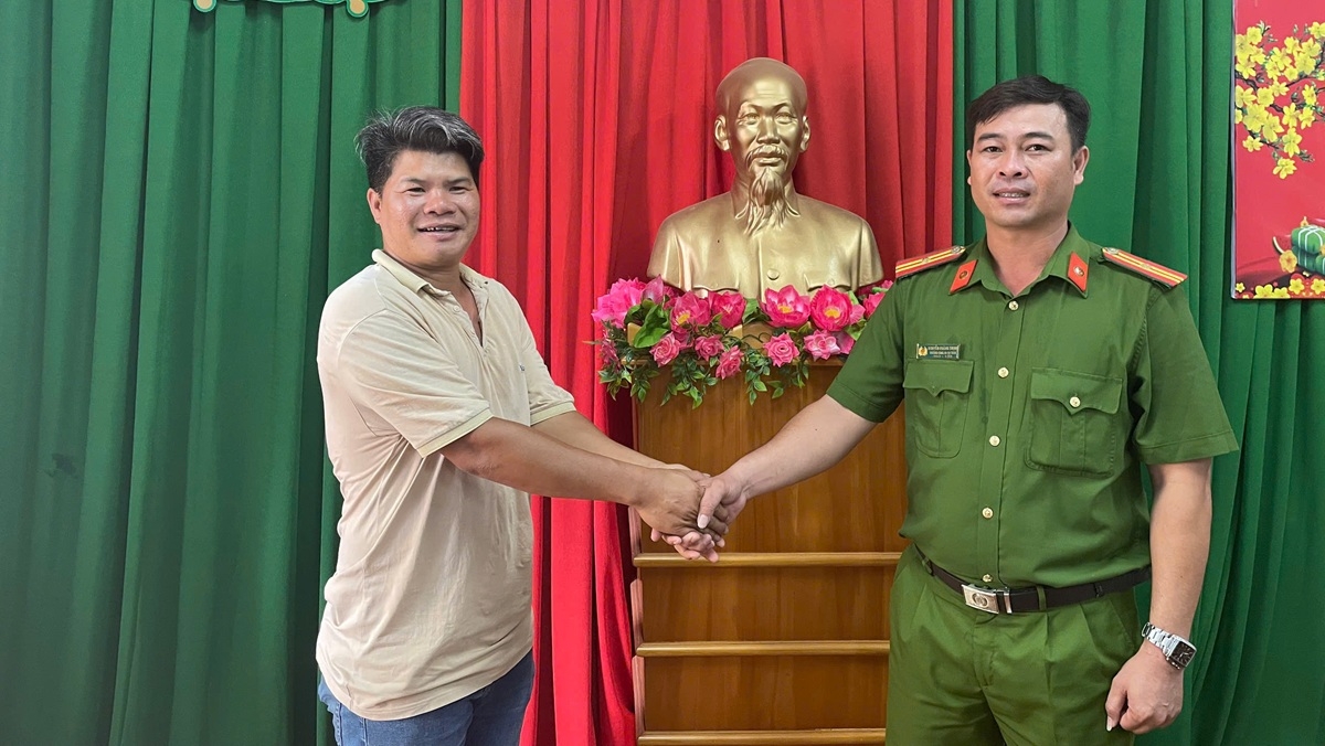 Ông Nguyễn Văn Năng phối hợp cùng Công an thị trấn Ma Lâm hoàn trả số tiền chuyển nhầm cho chủ nhân. Ảnh: CABT