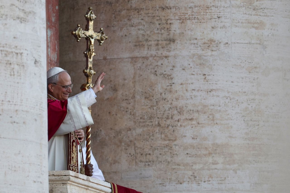Giáo hoàng Leo XIV vẫy tay chào các tín đồ tại Vatican (Ảnh: Reuters)