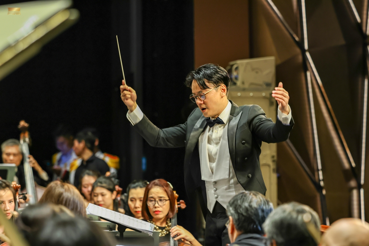 Nhạc trưởng Trần Nhật Minh