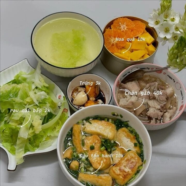 Mâm cơm gồm các món rau cải luộc, đậu tẩm hành, chân giò kho tiêu, trứng luộc.