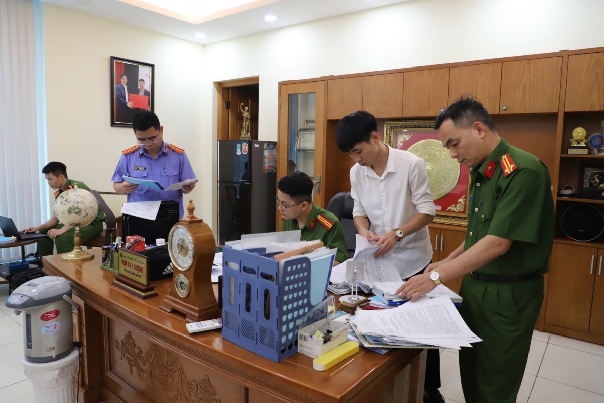 Cơ quan CSĐT Công an tỉnh Bắc Giang khám xét tại phòng làm việc của bị can Ngô Duy Lượng