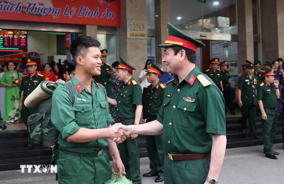 Thủ trưởng đơn vị đón, chúc mừng chiến sỹ hoàn thành xuất sắc nhiệm vụ trở về an toàn.