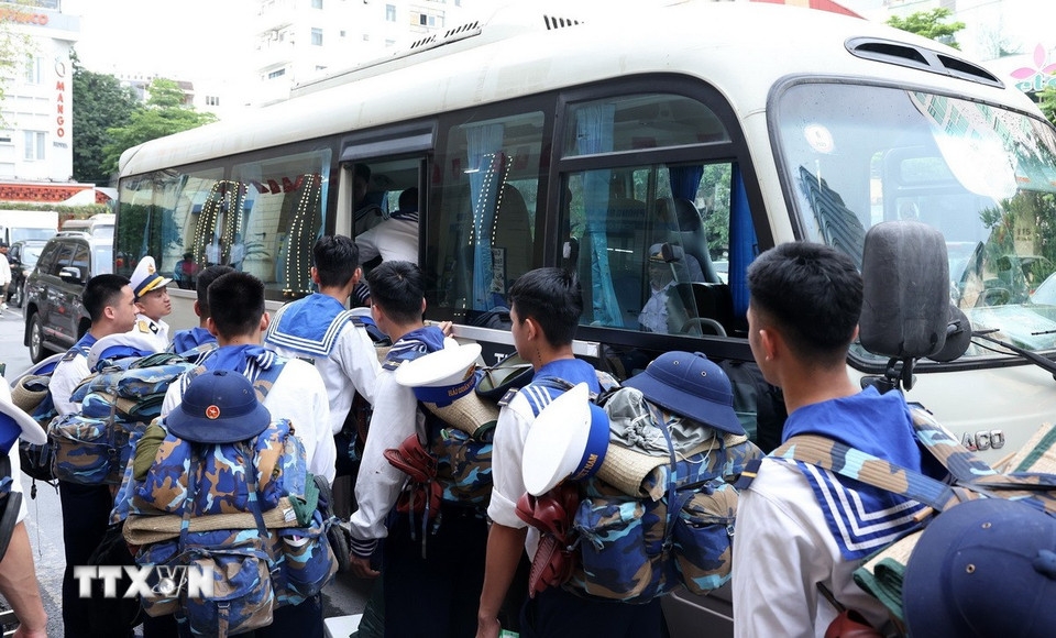 Các chiến sỹ lên xe trở về đơn vị.