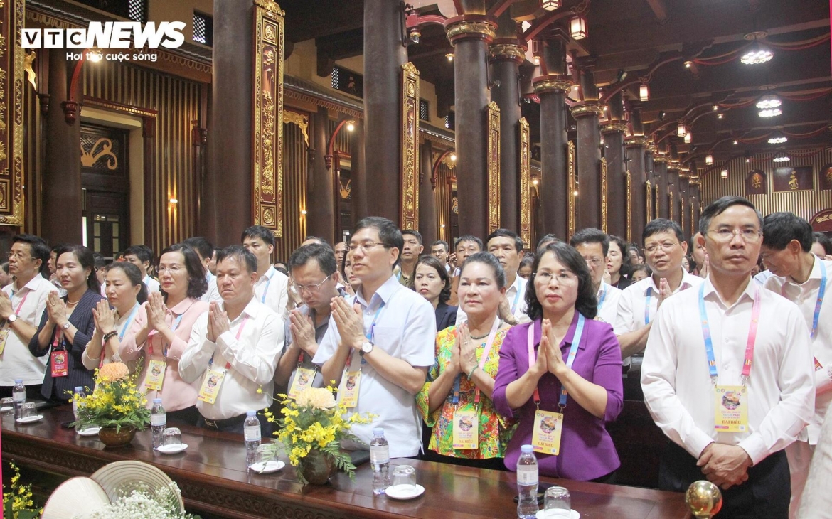 Phật tử và người dân bày tỏ sự tôn kính khi được chứng kiến sự kiện đặc biệt: Lễ cung rước và tôn trí xá lợi Đức Phật Thích Ca Mâu Ni – bảo vật quốc gia của Ấn Độ.