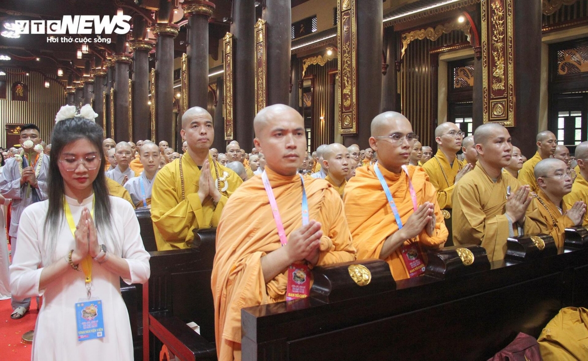 Tất cả đều bày tỏ lòng thành kính và trân trọng những giá trị tâm linh cao quý của Phật giáo.