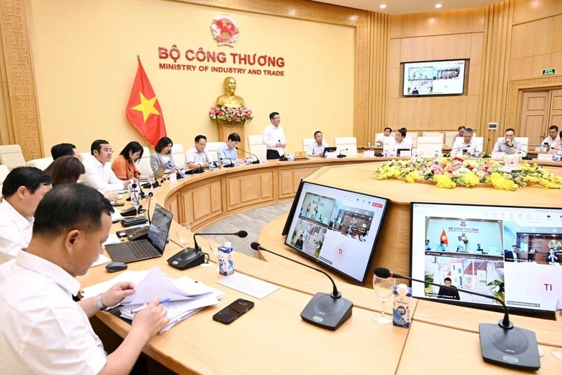 Bộ trưởng Bộ Công Thương, Trưởng Đoàn đàm phán Chính phủ Nguyễn Hồng Diên chủ trì buổi làm việc với các Tập đoàn, Tổng công ty, các doanh nghiệp lớn của Việt Nam. (Ảnh: PV/Vietnam+)