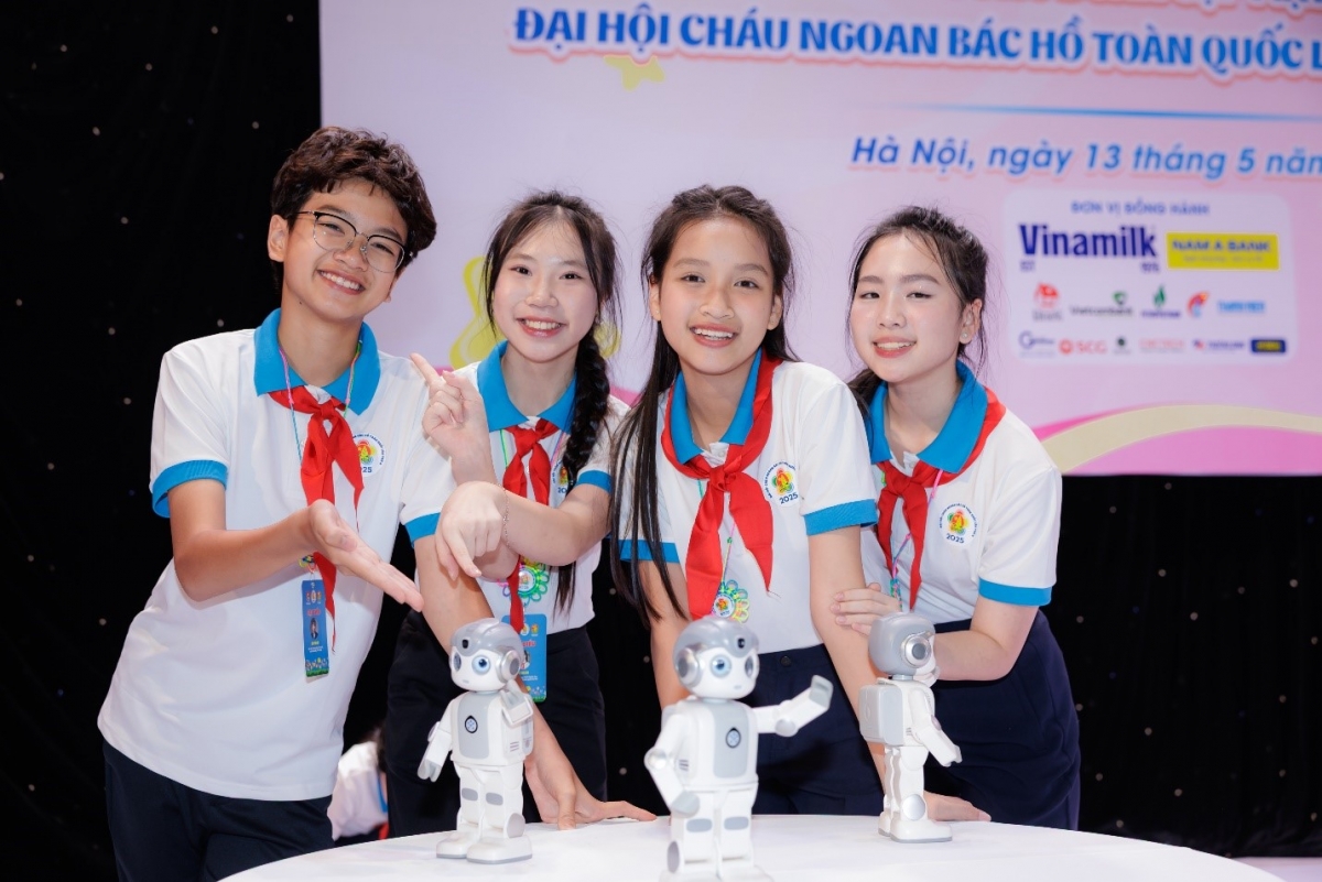 “Vinh dự và tự hào là cảm xúc chung của chúng em khi tham gia đại hội năm nay. Được gặp những Cháu ngoan Bác Hồ nhiều thế hệ trước, em cũng được tiếp thêm động lực và năng lượng để cố gắng hơn nữa trong tương lai”, em Đặng Kim Thiên Kim (thứ 2 từ phải sang) – Học sinh lớp 7 Trường THCS Lê Ngọc Hân (quận Hai Bà Trưng, Hà Nội).