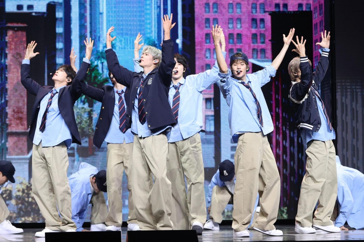 Các thành viên RIIZE biểu diễn ca khúc chủ đề "Fly Up" trong album "ODYSSEY". (Ảnh: Yonhap)