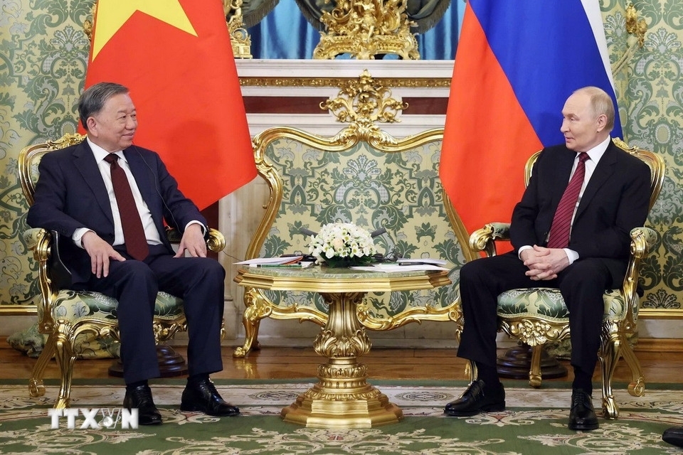 Cũng trong cuộc hội đàm, Tổng Bí thư Tô Lâm đã đề nghị hai bên tăng cường trao đổi đoàn các cấp, các kênh; đẩy mạnh hợp tác kinh tế - thương mại, đầu tư; hợp tác giao thông – vận tải; sớm mở điểm nghiên cứu, thử nghiệm vaccine chống ung thư tại Việt Nam, hướng tới chuyển giao công nghệ và sản xuất thuốc, vaccine tại Việt Nam… Tổng Bí thư đề nghị Nga xem xét miễn thị thực cho công dân Việt Nam, nhất là công tác ngắn hạn, tăng cường visa điện tử. Hai nhà lãnh đạo cũng đã trao đổi về các vấn đề quốc tế và khu vực mà hai bên cùng quan tâm. (Ảnh: TTXVN)