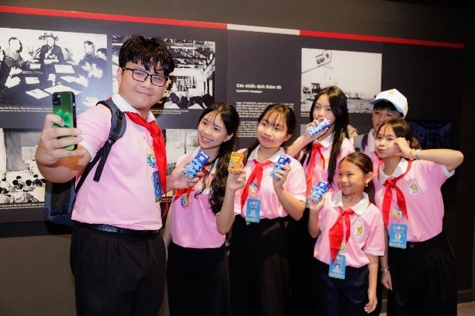 Là một học sinh ở miền núi, ít cơ hội tiếp cận với các công nghệ hiện đại như trí tuệ nhân tạo, em Nguyễn Đàm Trung Dũng – Học sinh lớp 9 Trường THCS Số 1 Phố Ràng (huyện Bảo Yên, tỉnh Lào Cai) - cho biết bản thân được truyền cảm hứng và định hướng rõ ràng hơn cho tương lai. “Ngoài trang bị các kỹ năng thực hành để có thể hòa nhập vào môi trường số ngày càng phát triển, em nghĩ mình cũng phải chuẩn bị tinh thần vững vàng để đối mặt với những khó khăn, đổi mới thì mới bắt kịp xu hướng thời đại”, em nói.