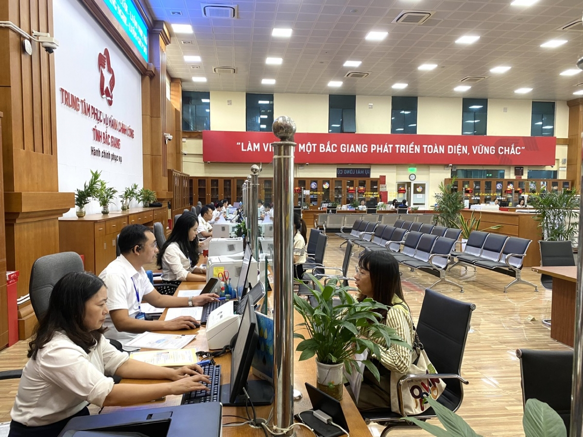 Đội ngũ tiếp nhận và trả kết quả TTHC làm việc tại Trung tâm tỉnh Bắc Giang