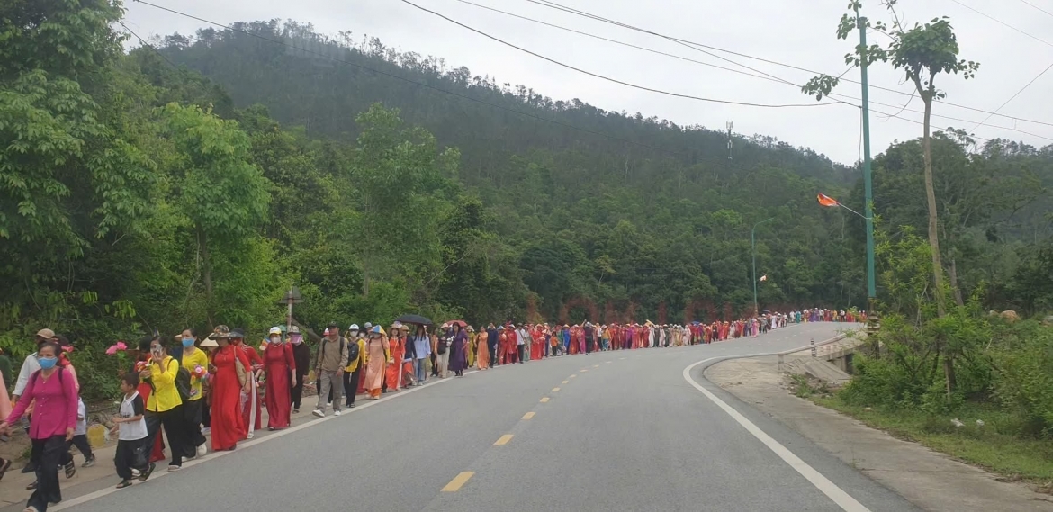 Trong chiều nay, hàng vạn tăng ni, phật tử và du khách thập phương đã đổ về Khu danh thắng Yên Tử để được tận mắt chiêm bái Xá lợi Đức Phật - bảo quốc Ấn Độ.