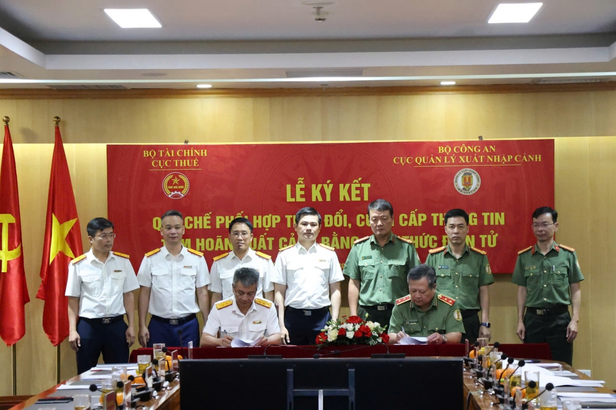 Lãnh đạo Cục Thuế và Cục Quản lý xuất nhập cảnh ký quy chế phối hợp