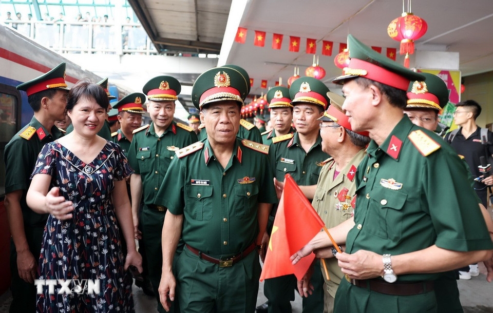 Thượng tướng Nguyễn Văn Nghĩa, Phó Tổng Tham mưu trưởng Quân đội nhân dân Việt Nam đến Ga Hà Nội chào đón cán bộ, chiến sỹ trở về.
