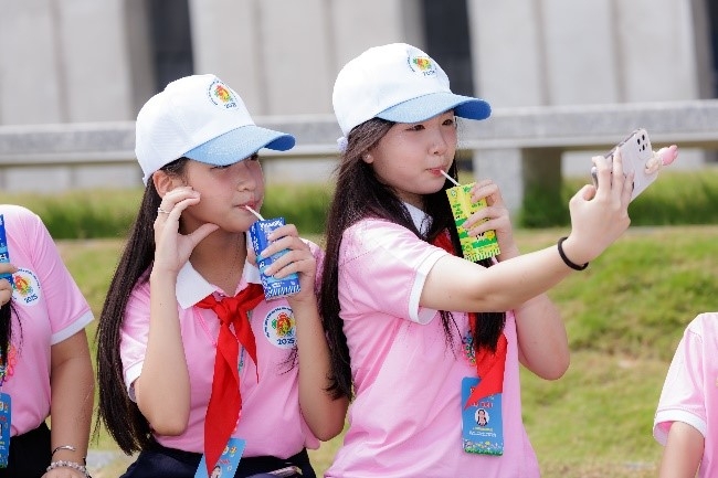 Bắt đầu sử dụng sữa Vinamilk từ ngày nhỏ xíu, em Lê Phương Bảo Ngọc (bên phải) – Trường THCS Ngô Sĩ Liên (quận Hoàn Kiếm, Hà Nội) - cho biết rất bất ngờ và thích thú khi gặp “người bạn quen thuộc” này trong suốt đại hội. “Sau mỗi bữa ăn, tụi em đều được sử dụng sữa tươi Vinamilk 100% và sữa chua uống Susu. Em rất thích sữa tươi vị chuối và sữa Susu kiwi có thạch. Em mong Vinamilk sẽ ra nhiều vị mới lạ hơn nữa cho tụi em được thỏa sức trải nghiệm”, em bày tỏ.