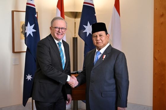 Tổng thống đắc cử Prabowo Subianto (phải) gặp Thủ tướng Australia Anthony Albanese tại Tòa nhà Quốc hội ở Canberra vào ngày 20/8/2024. Ảnh Reuters