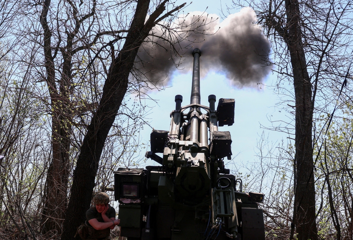 Quân đội Ukraine khai hỏa lựu pháo tự hành về phía Nga ở Donetsk. Ảnh: Reuters